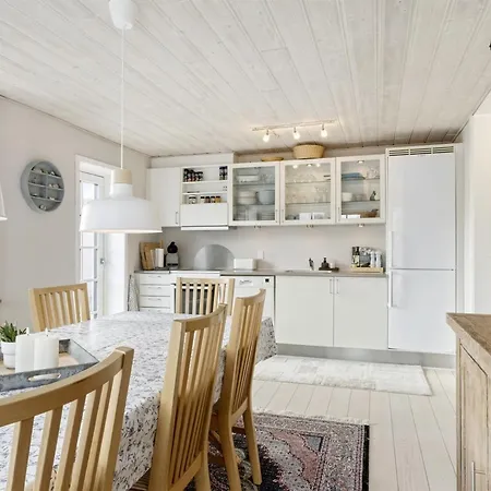 Edin - 100m From The Sea By Interhome