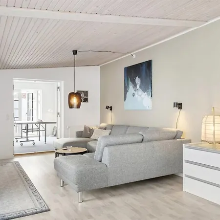 Edin - 100m From The Sea By Interhome Nyaraló