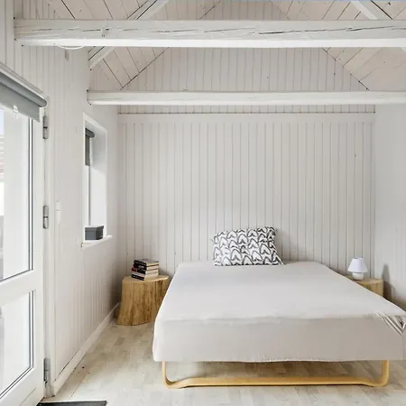 Edin - 100m From The Sea By Interhome