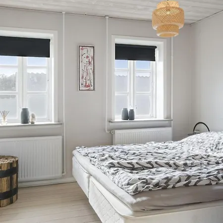 Edin - 100m From The Sea By Interhome Nyaraló